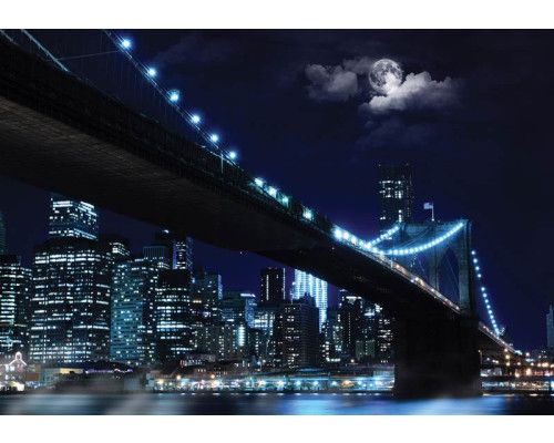 Fotobehang van de verlichte Brooklyn Bridge in New York, met de skyline van de stad bij nacht.