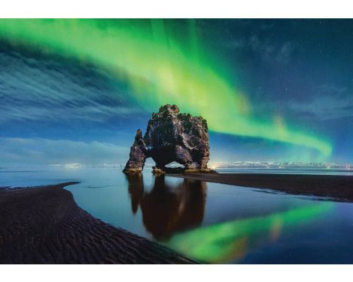 Fotobehang met noorderlicht en poollicht, uitzicht over een meer met rotsen.
