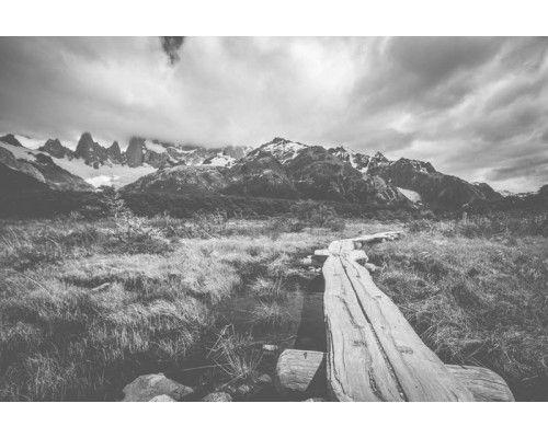 Fotobehang van een weg die kronkelt door de bergen, met adembenemende uitzichten op het omliggende landschap.