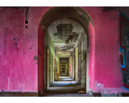 Fotobehang van een oude hal met 3D-effect, urban en verweerd.