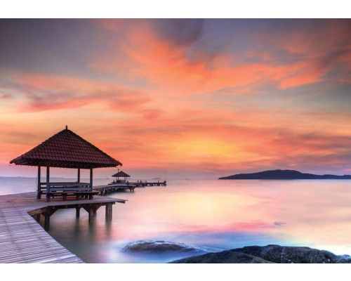 Fotobehang van een pier langs de zee, serene sfeer.