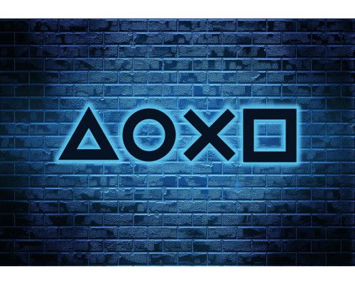 Fotobehang van neon PlayStation iconen in op een blauwe, verlichte bakstenen muur, ideaal voor een moderne gamersruimte.