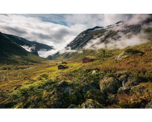Puur Noorwegen bergen landschap met een indrukwekkend berglandschap.