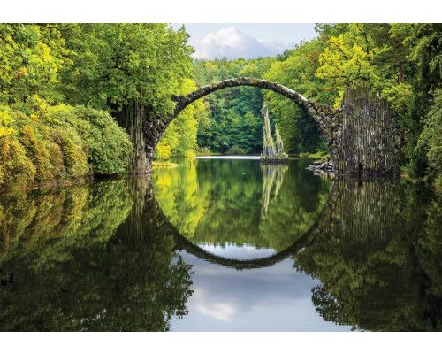 Fotobehang van de Rakotzbrug, ook wel duivelsbrug, een cirkelvormige brug in Kromlau, Duitsland.