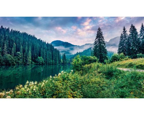 Het Red Lake in Roemenië, met een rivier die door bergen en bossen stroomt, weergegeven op een fotobehang.