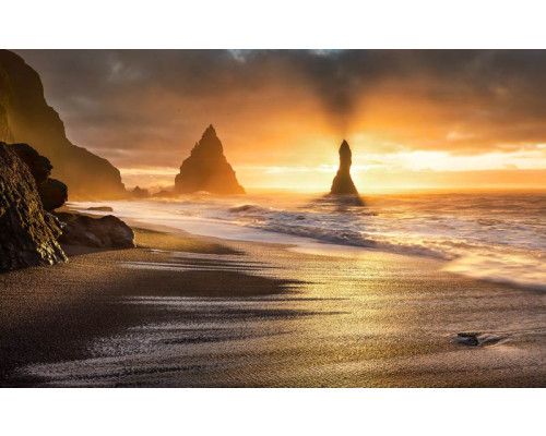 Red Planet Reynisdrangar fotobehang met een strandlandschap in IJsland.