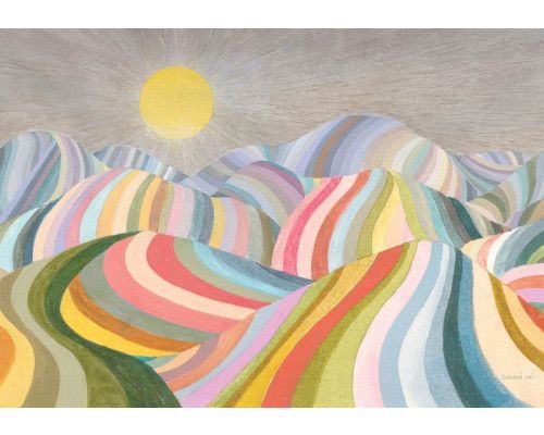 Fotobehang met een kleurrijke regenboog boven een schilderachtig berglandschap, met sfeervolle bergen op de achtergrond.