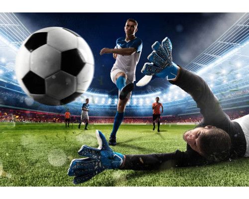 Fotobehang van een voetbal die het doel bereikt in een groot stadion, met alle ogen gericht op het beslissende moment van de wedstrijd.