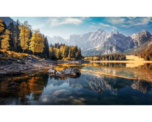 Sereniteit straalt van dit fotobehang, met een bergmeer dat wordt omringd door dichte bossen en bergen.