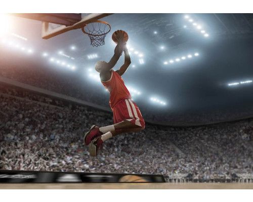 Slam-dunk moment in een basketbalstadion, weergegeven op een dynamisch en sportief fotobehang.