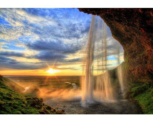Fotobehang van een sprookjesachtige waterval, zonsondergang, bergen en natuurlandschap.