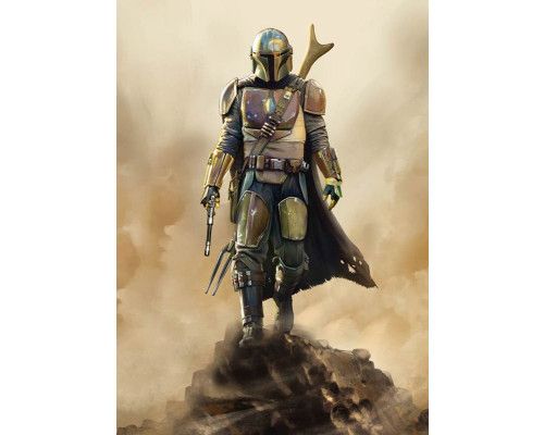 Fotobehang van The Mandalorian in jachtmodus, omringd door een mysterieuze woestijnomgeving met donkere kleuren en een dreigende sfeer.
