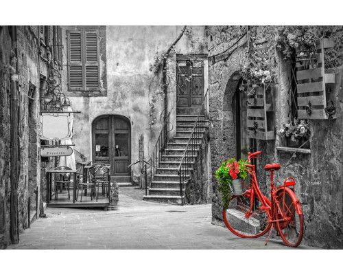 Een steeg in Toscane, Italië, met pittoreske straatjes en historische architectuur, afgebeeld op fotobehang.