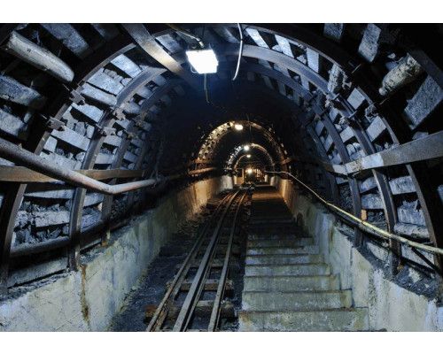 Steenkolenmijn met een 3D-tunnel en spooreffecten op indrukwekkend fotobehang.