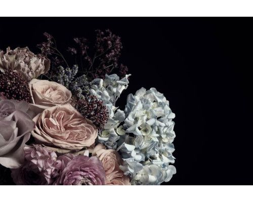 Een stijlvol bloemenboeket van rozen en pioenrozen, sfeervol afgebeeld op een gedetailleerd fotobehang.