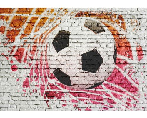 Straatvoetbal kunstwerk met graffiti muurschilderingen, urban vibes en levendige kleuren.
