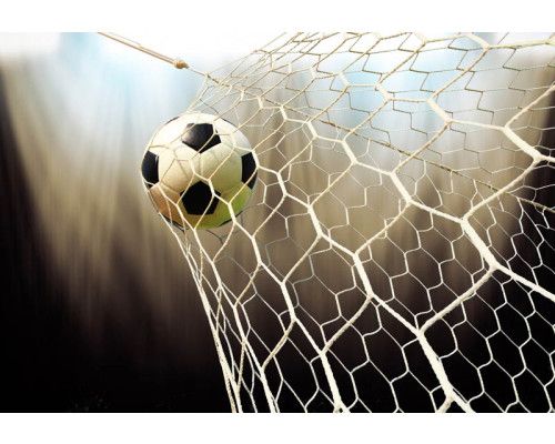 Fotobehang van een voetbal die strak in het net hangt, vastgelegd net na het moment van een perfect doelpunt.