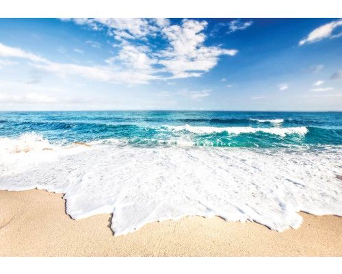 Strand en zee, zomers weergegeven op een fotobehang voor een frisse en luchtige sfeer.