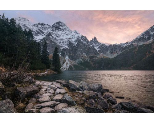 Fotobehang van het Tatra National Park met het Marine Eye meer, omringd door majestueuze bergen en een ongerept landschap.