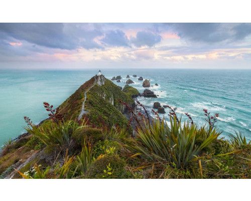 Fotobehang van The Nuggets, met indrukwekkende rotsformaties en uitzicht op zee, perfect voor natuurliefhebbers.