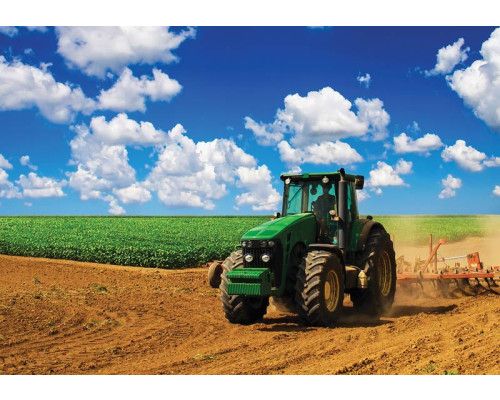 Fotobehang van een groene tractor in een landschap, boerderij thema.