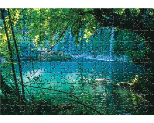 Fotobehang van een turquoise meer, met een puzzelachtige weergave van jungle, waterval en natuur.