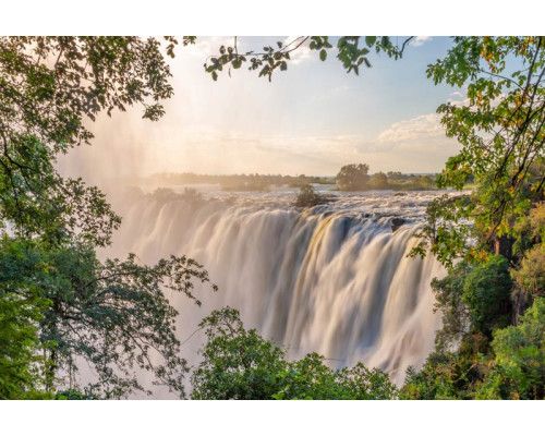 Fotobehang van de Vitoriawatervallen, een van de grootste watervallen ter wereld, die met kracht naar beneden stort.