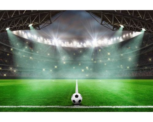 Fotobehang van een voetbal die door de lucht zweeft boven een vol stadion, met tribunes vol enthousiaste toeschouwers.
