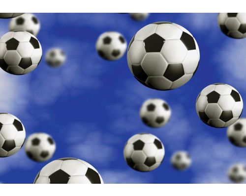 Fotobehang met blauwe voetballen zwevend in de lucht op een sportieve achtergrond.