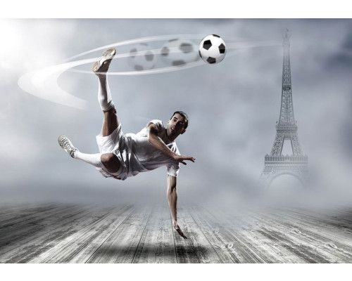 Fotobehang van een voetballer die een omhaal maakt in Frankrijk met de Eiffeltoren op de achtergrond.