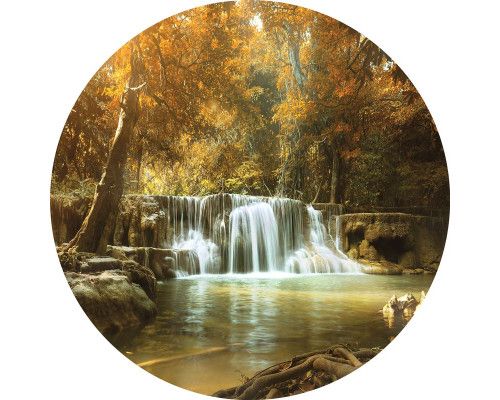 Waterval in een herfstbos, met vallende bladeren en kleurrijke bomen op een muurcirkel.