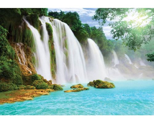 Fotobehang met een waterval in de jungle, omgeven door dichte vegetatie.