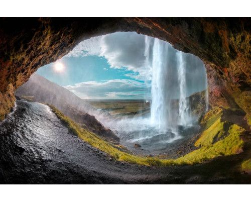 Fotobehang van een magische waterval met 3D-effect, die uit een grot stroomt en wordt verlicht door de zon.