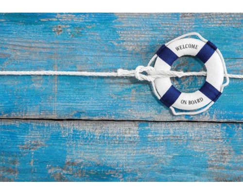 Fotobehang van een reddingsboei met de tekst "Welcome on Board" en een nautisch thema, met zee-elementen.