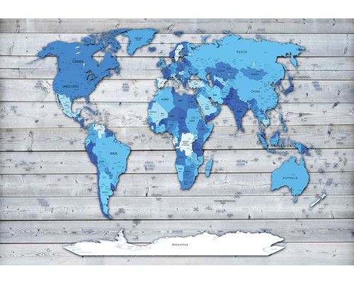 Wereldkaart op hout, blauw weergegeven op een abstract fotobehang met een wereldwijde sfeer.