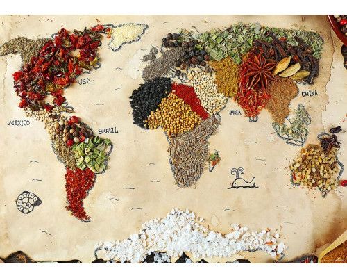 Fotobehang van een wereldkaart met allemaal specerijen.