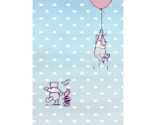 Winnie de Poeh fotobehang met Poeh die in het bos wandelt, ideaal voor een kinderkamer.