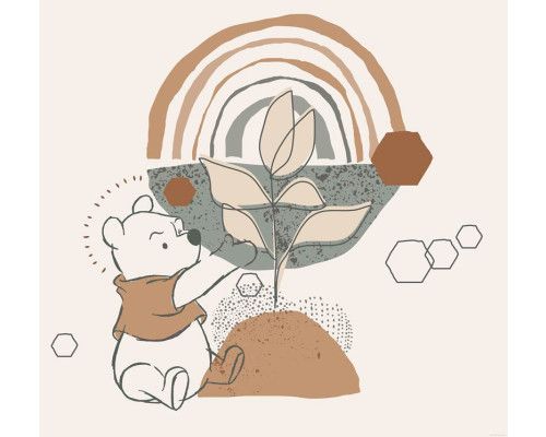 Winnie the Pooh Grow fotobehang met Winnie de Poeh die vrolijk bloemen water geeft, in een zonnige tuin vol kleur en leven.