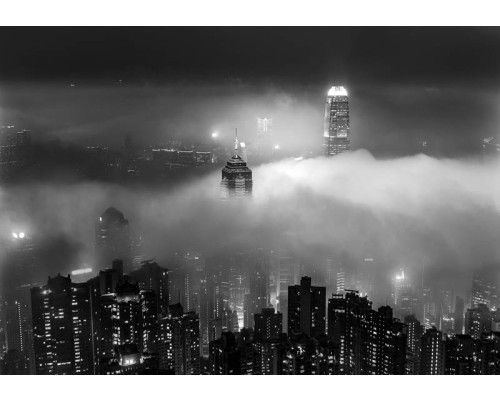 Fotobehang van wolkenkrabbers in de nacht, tegen de skyline van New York, met dramatische wolken.