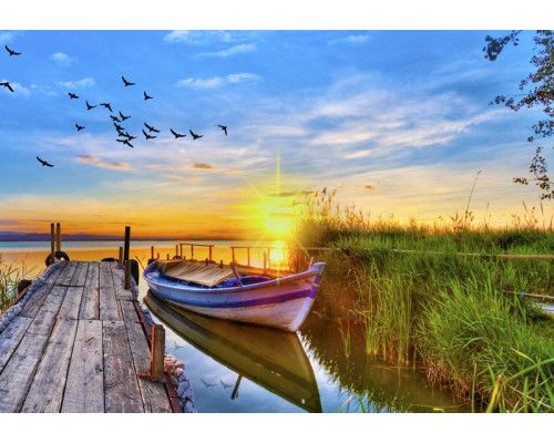 Zonsondergang bij een meer, waar een pier het water in loopt, afgebeeld op een landschap fotobehang.