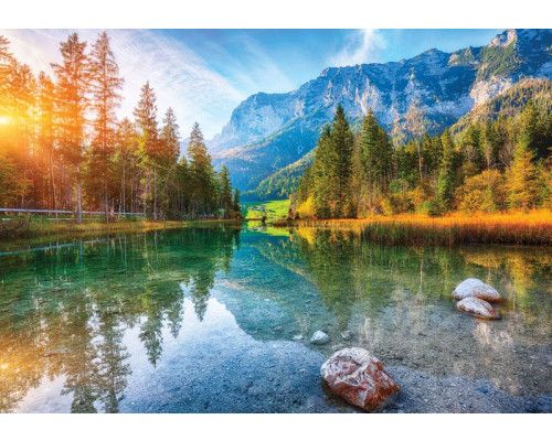 Fotobehang van een serene zonsondergang bij Hintersee, met een schilderachtig bergmeer dat de warme avondkleuren weerspiegelt, omringd door hoge bergen.