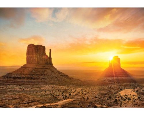 Fotobehang van een zonsondergang in de woestijn van Arizona, met dramatische rotsen.