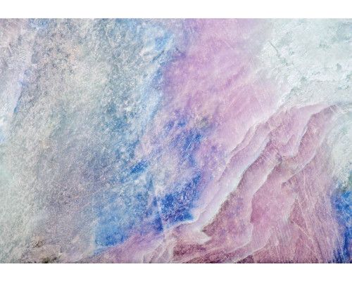 Klassieke marmerstructuren met een industriële twist, met subtiele gouden details.