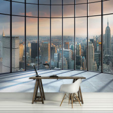 Een 3D-fotobehang van de skyline van New York met ramen en de stad op de achtergrond te zien in een kantoor.