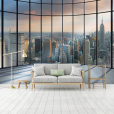 Een 3D-fotobehang van de skyline van New York met ramen en de stad op de achtergrond te zien in de slaapkamer.