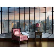 Een 3D-fotobehang van de skyline van New York met ramen en de stad op de achtergrond te zien in de woonkamer.