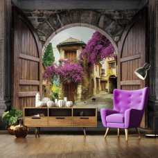 Een 3D-fotobehang met uitzicht op een oude stad door kasteeldeuren voor de huiskamer.