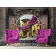 Een 3D-fotobehang met uitzicht op een oude stad door kasteeldeuren voor de woonkamer.