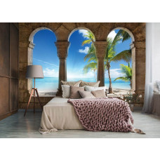 Een 3D-fotobehang met uitzicht op een strand, zee en palmbomen, zichtbaar in een slaapkamer.