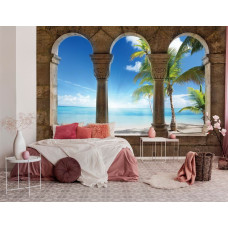 Een 3D-fotobehang met uitzicht op een strand, zee en palmbomen, zichtbaar in een woonkamer en slaapkamer.